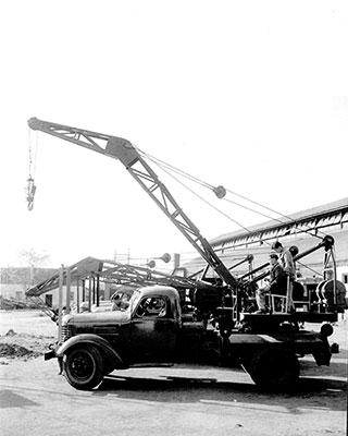 1963年，徐工成功研發中國首臺5噸汽車起重機